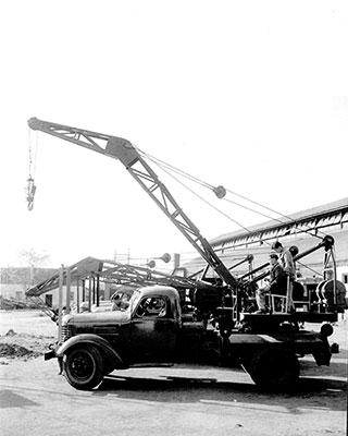 1963年，徐工成功研發中國首臺5噸汽車起重機